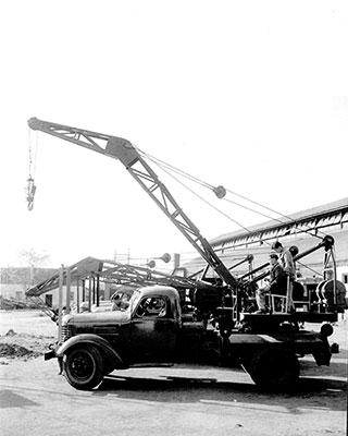 1963年，徐工成功研發中國首臺5噸汽車起重機